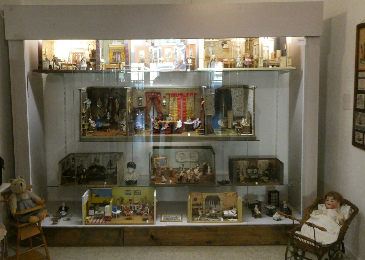 (241'561) - Verschiedene Puppenh�user am 18. Oktober 2022 in Spiez, Spielzeugmuseum