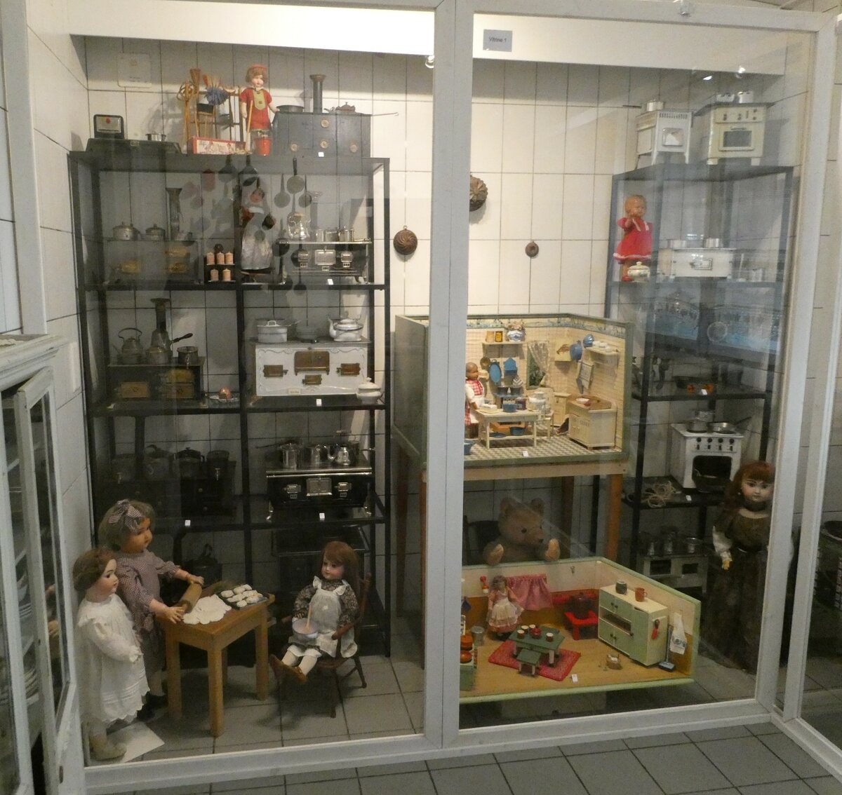 (241'562) - K�chenutensilien am 18. Oktober 2022 in Spiez, Spielzeugmuseum