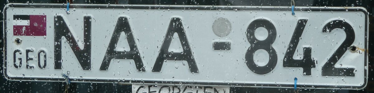 (242'138) - Autonummer aus Georgien - NAA-842 - am 5. November 2022 beim Bahnhof Interlaken Ost