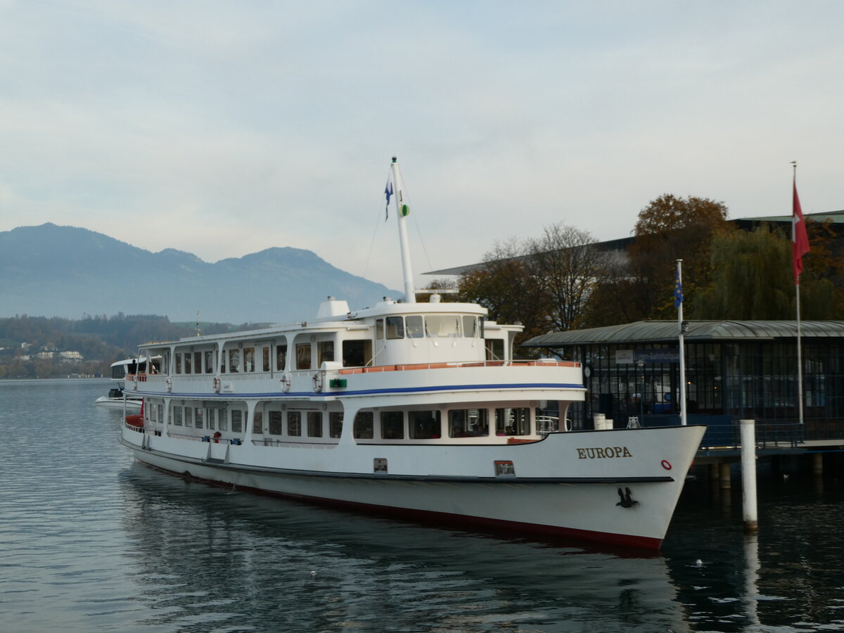 (242'418) - Motorschiff Europa am 11. November 2022 an der L�ndte beim Bahnhof Luzern