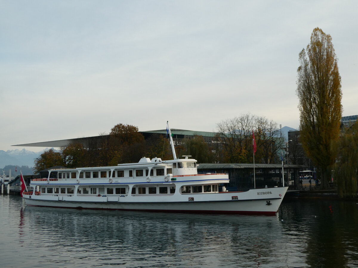 (242'449) - Motorschiff Europa am 11. November 2022 an der L�ndte beim Bahnhof Luzern