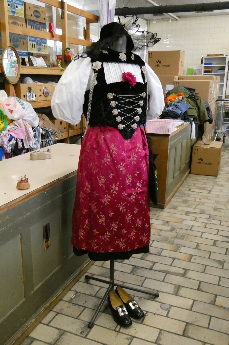 (243'103) - Berner Sonntagstracht am 25. November 2022 im BrockiShop Thun