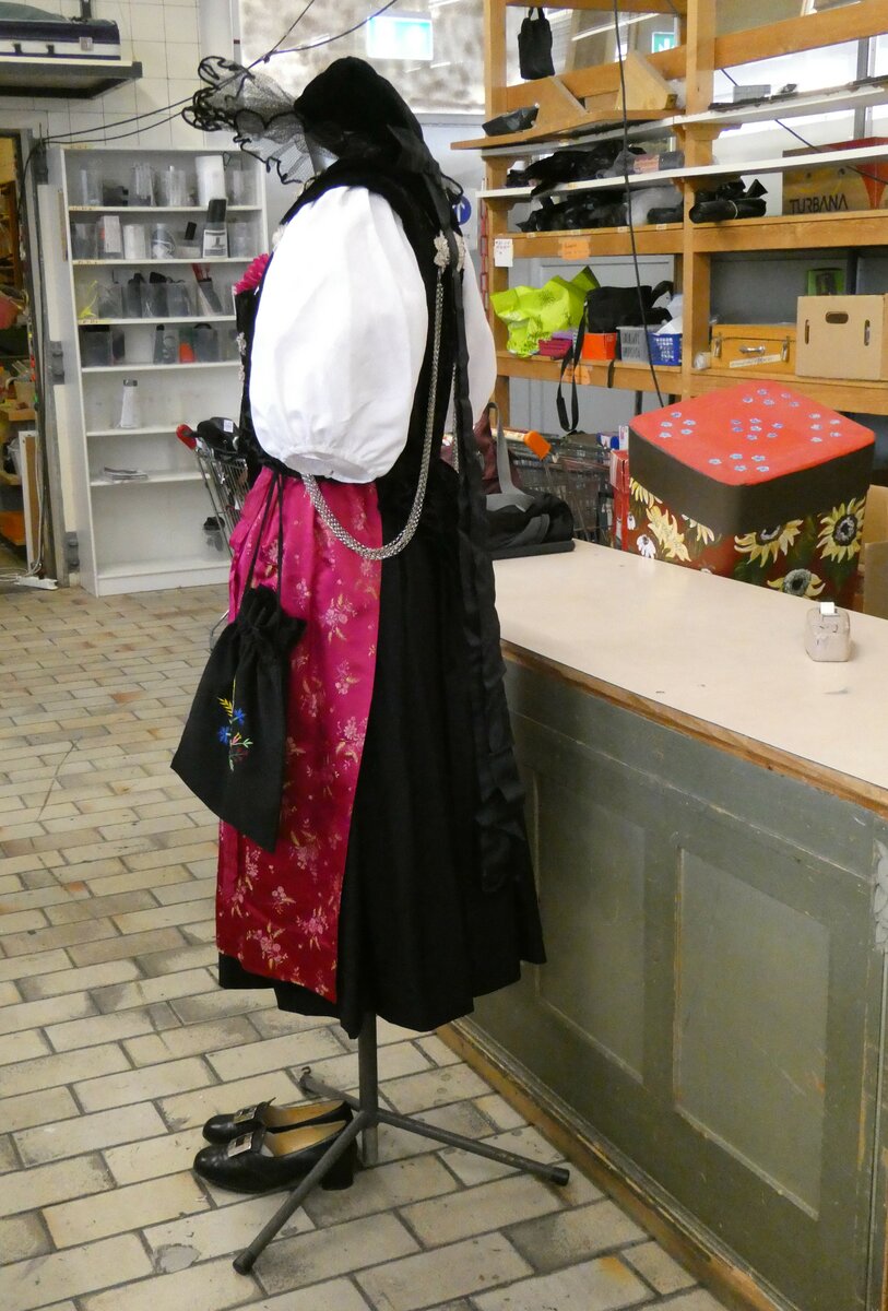 (243'104) - Berner Sonntagstracht am 25. November 2022 im BrockiShop Thun