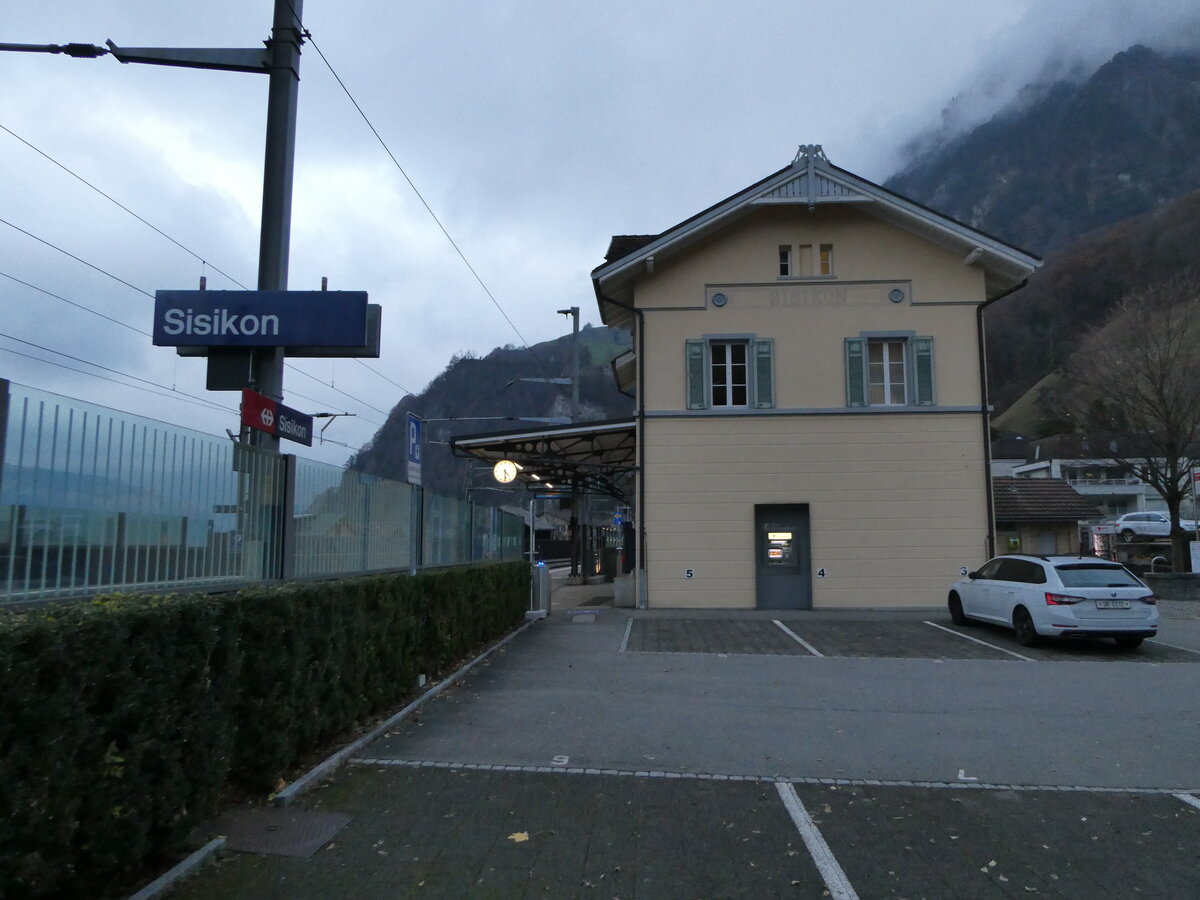 (243'568) - Der Bahnhof Sisikon am 7. Dezember 2022