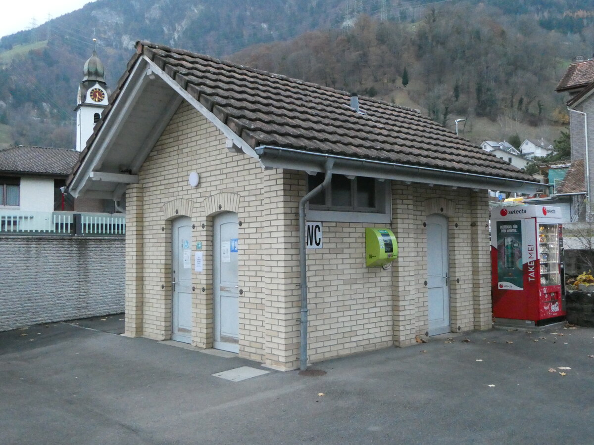 (243'570) - WC-H�uschen am 7. Dezember 2022 beim Bahnhof Sisikon