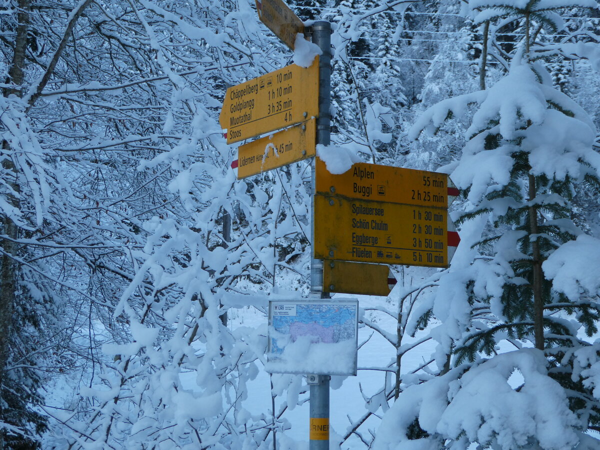 (243'610) - Wegweiser am 8. Dezember 2022 in Riemenstalden