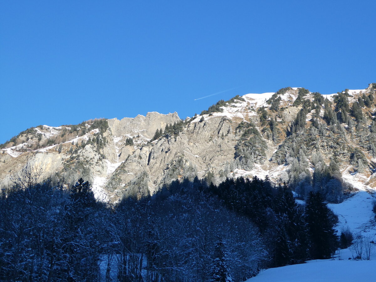 (243'622) - Sonnenaufgang am 8. Dezember 2022 bei Riemenstalden