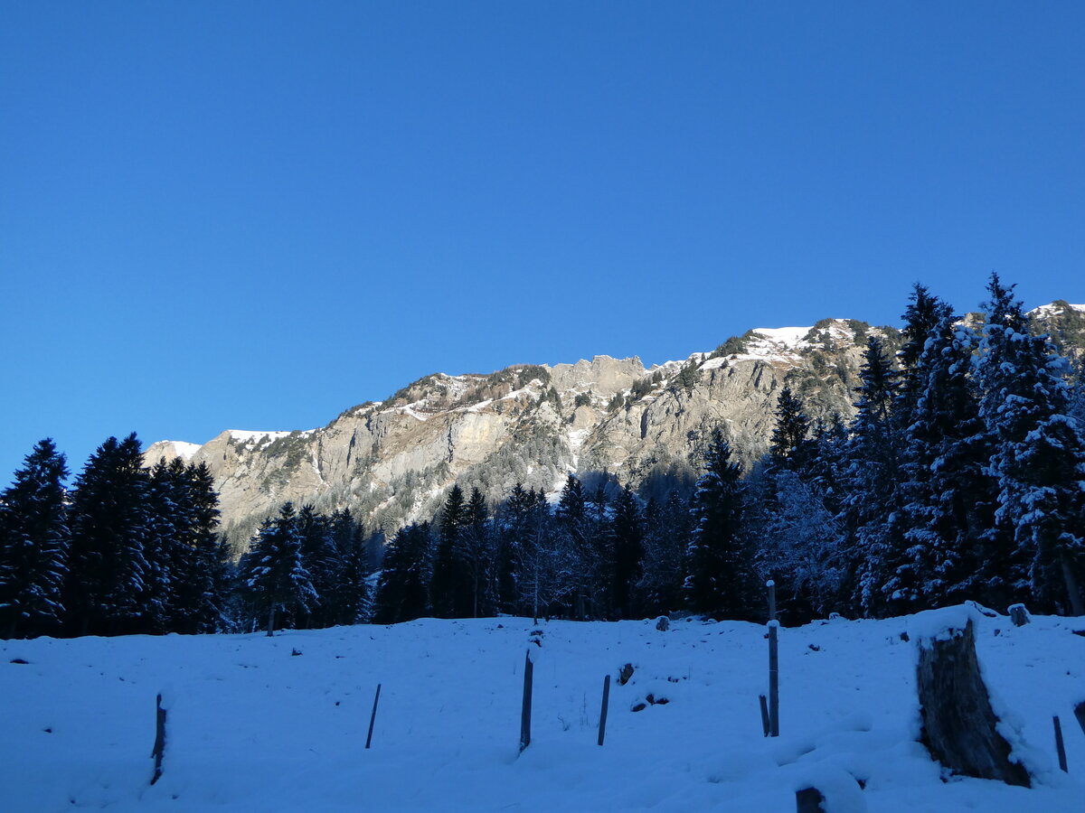 (243'623) - Sonnenaufgang am 8. Dezember 2022 bei Riemenstalden