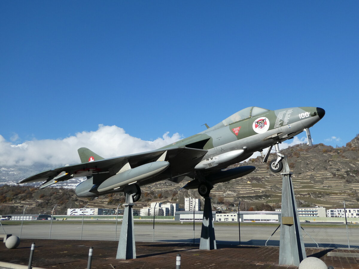 (243'760) - Schweizer Luftwaffe - Hawker Hunter F.58 J 4100 - am 11. Dezember 2022 in Sion, Airport