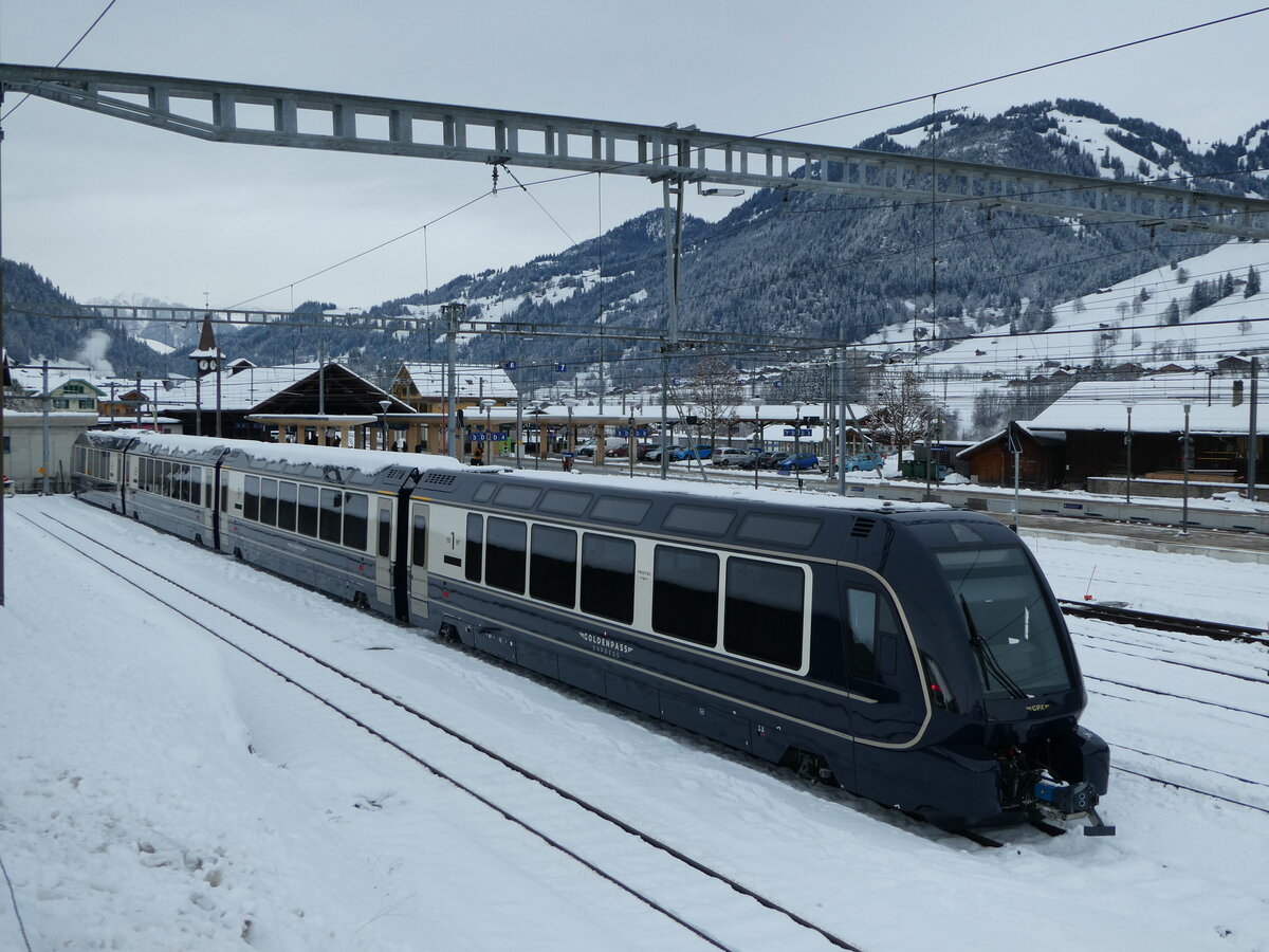 (243'845) - MOB-Pendelzug - Nr. 8300 - am 13. Dezember 2022 im Bahnhof Zweisimmen