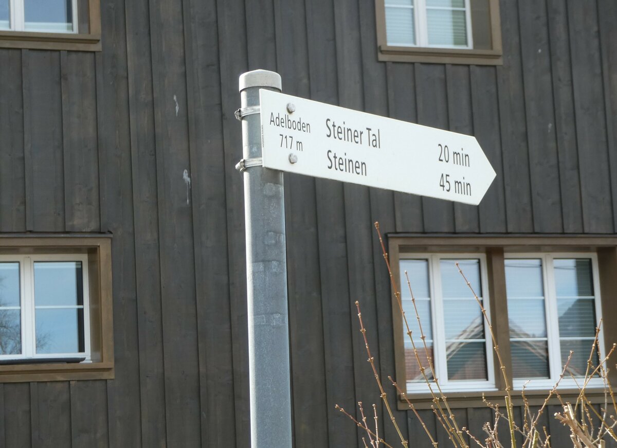 (245'734) - Adelboden-Wegweiser am 3. Februar 2023 in Steinen