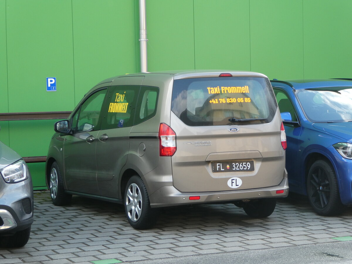 (245'868) - Taxi Frommelt, Nendeln - FL 32'659 - Ford am 6. Februar 2023 beim Bahnhof Untervaz-Trimmis