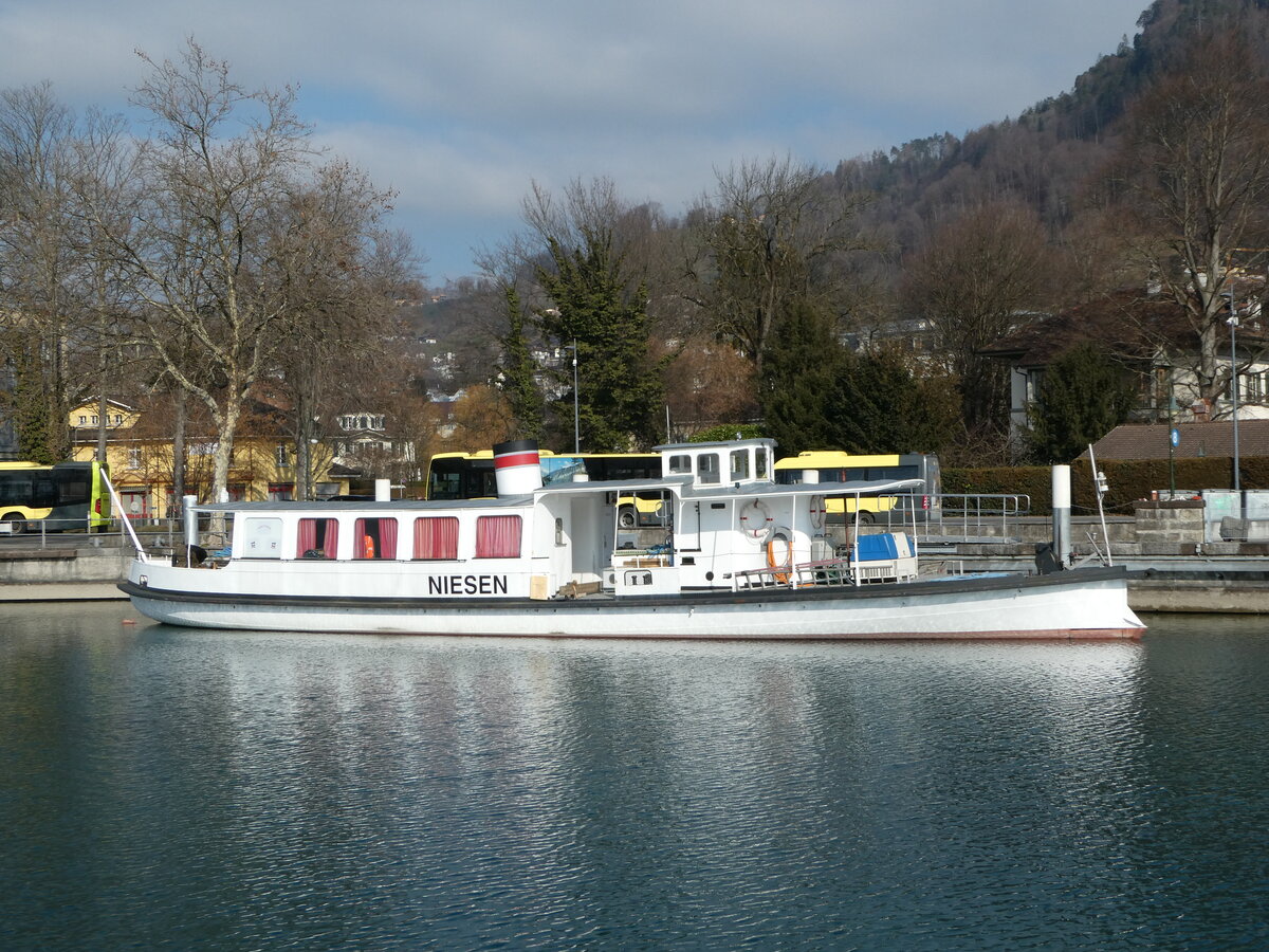 (245'959) - Motorschiff Niesen am 8. Februar 2023 an der Schiffl�ndte Thun