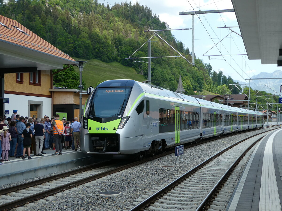 (250'664) - BLS-MIKA-Pendelzug - Nr. 123 - am 27. Mai 2023 im Bahnhof Boltigen (Zugtaufe BOLTIGEN)