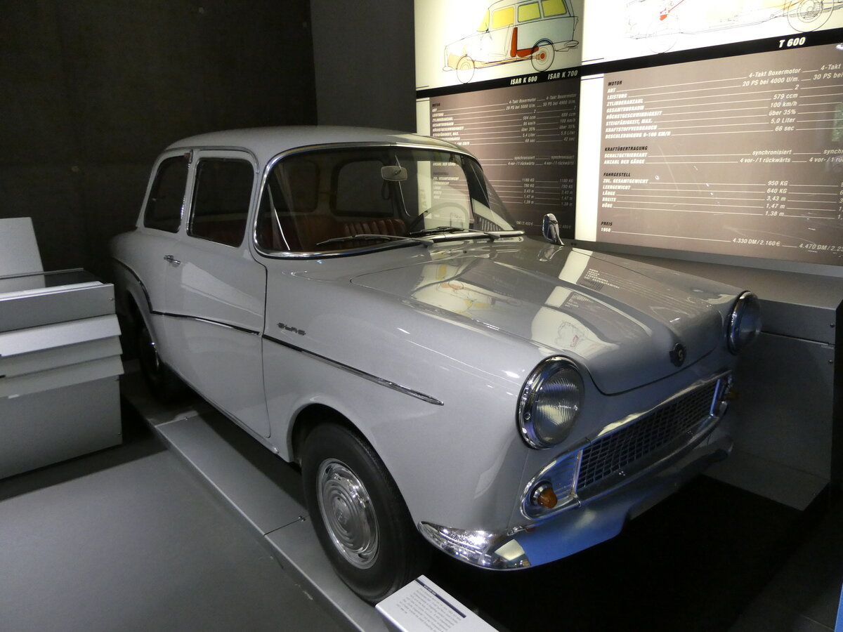 (251'011) - Glas am 4. Juni 2023 in Dingolfing, Industriemuseum