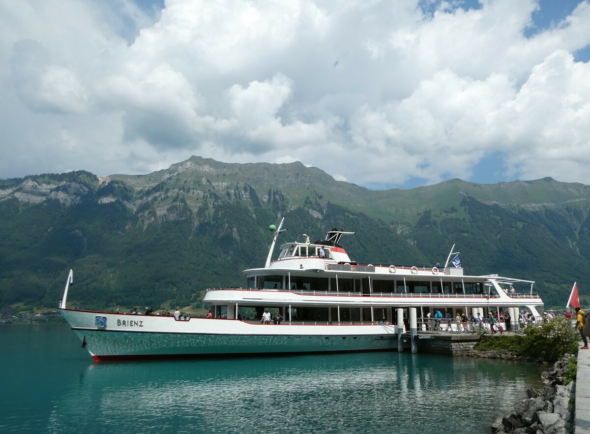 (251'170) - Motorschiff Brienz am 8. Juni 2023 an der Schiffl�ndte in Iseltwald