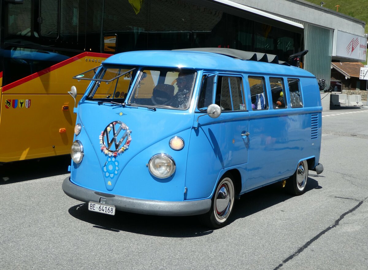 (252'569) - VW-Bus - BE 64'168 - am 9. Juli 2023 beim Bahnhof Andermatt