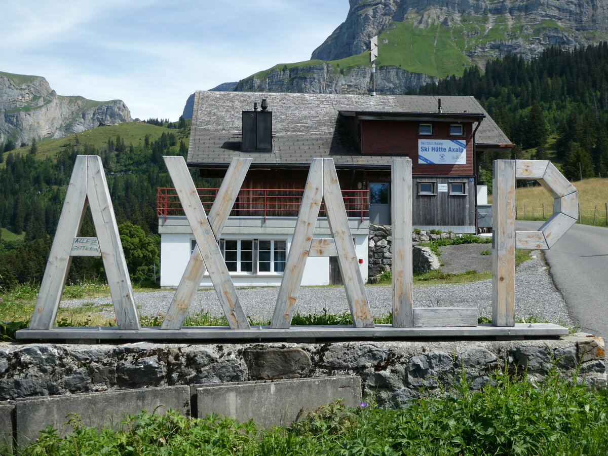 (252'662) - Der Name  Axalp  aus Holz am 14. Juli 2023 auf der Axalp