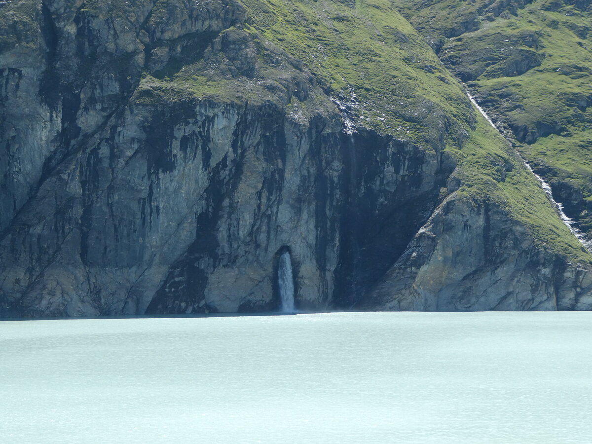 (253'205) - Der Lac des Dix mit Wasserfall am 30. Juli 2023 in Dixence