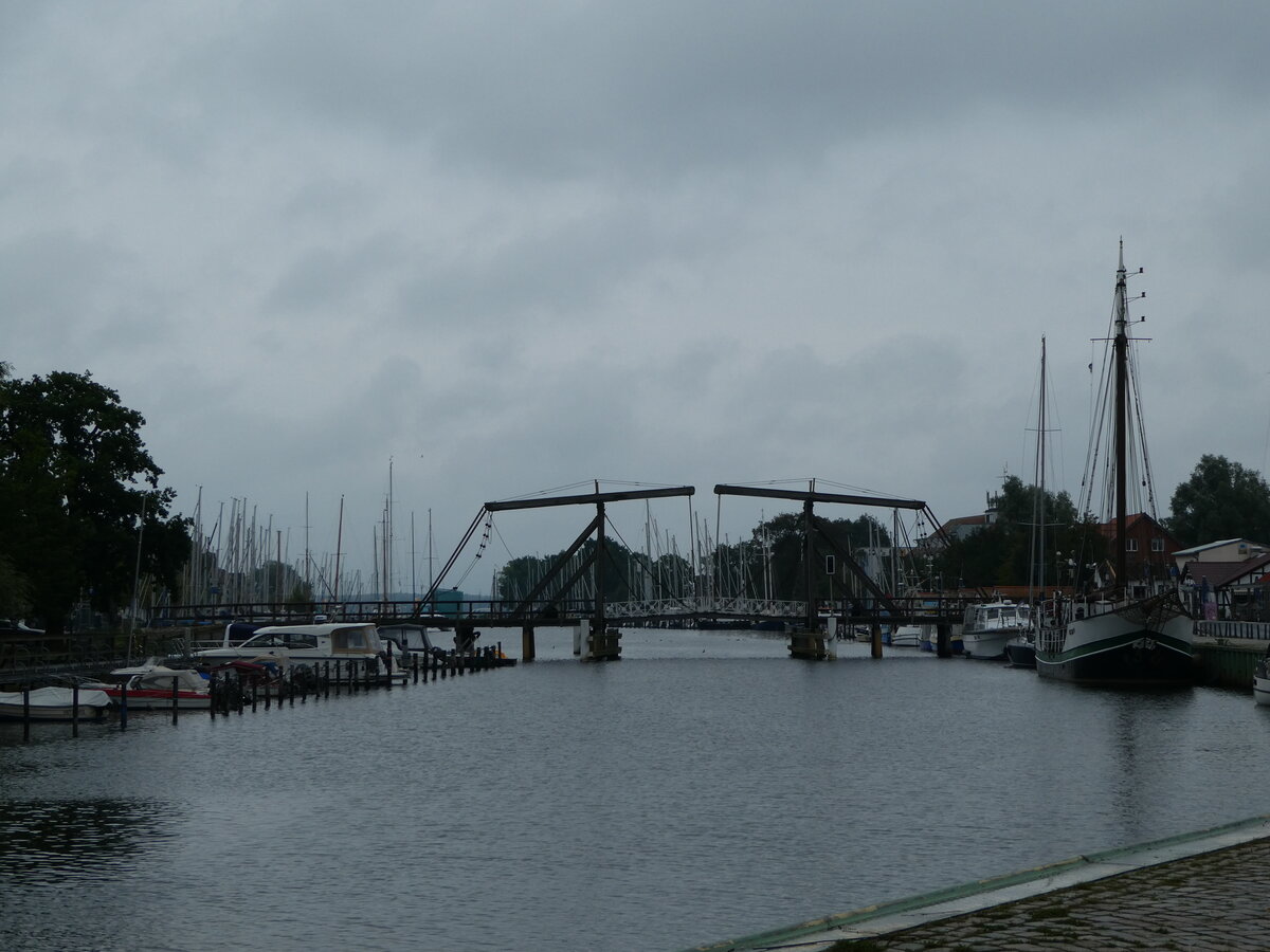 (254'412) - Wiecker Zugbr�cke an der Ryck am 31. August 2023 bei Greifswald