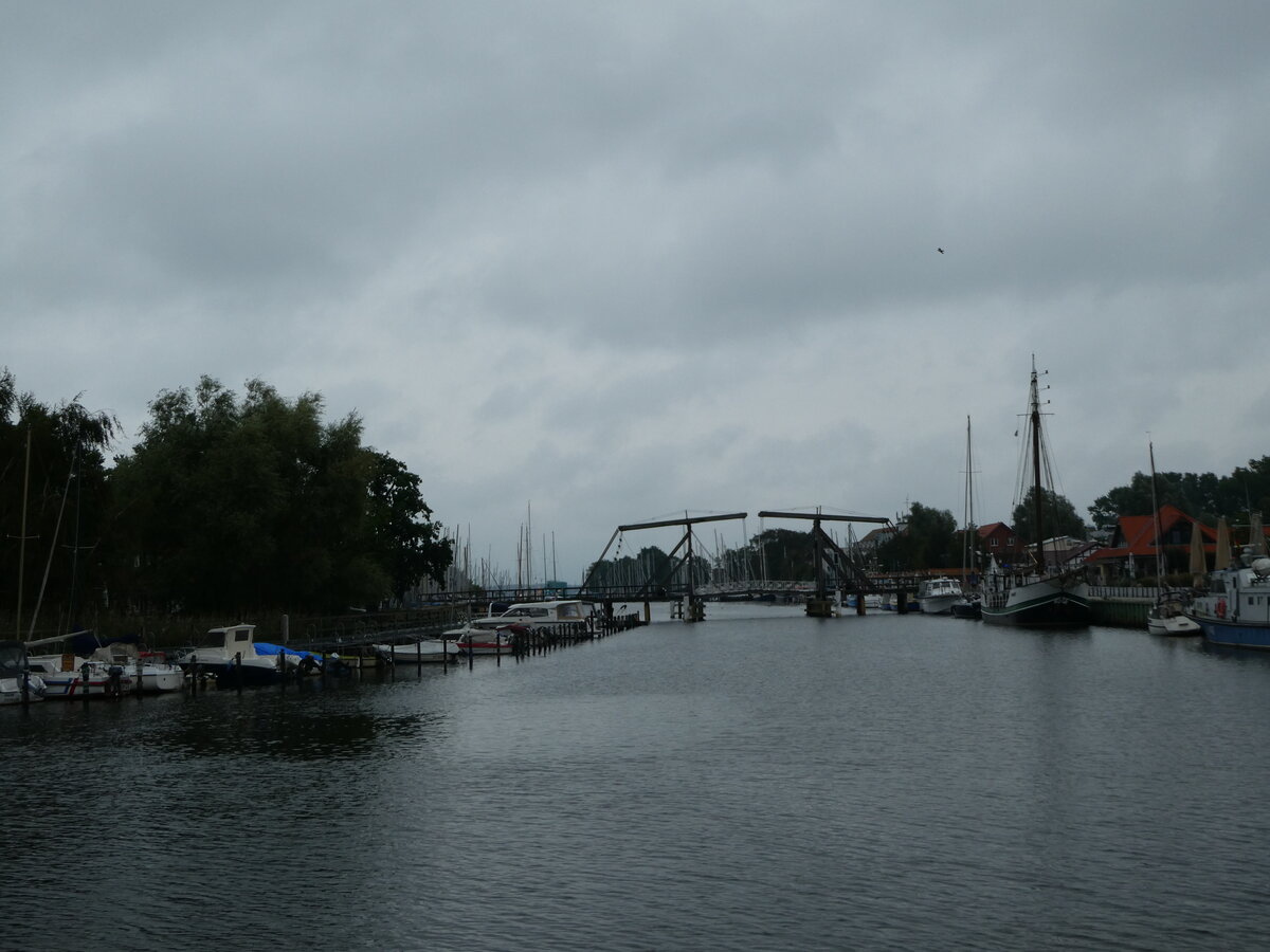 (254'414) - Wiecker Zugbr�cke an der Ryck am 31. August 2023 bei Greifswald