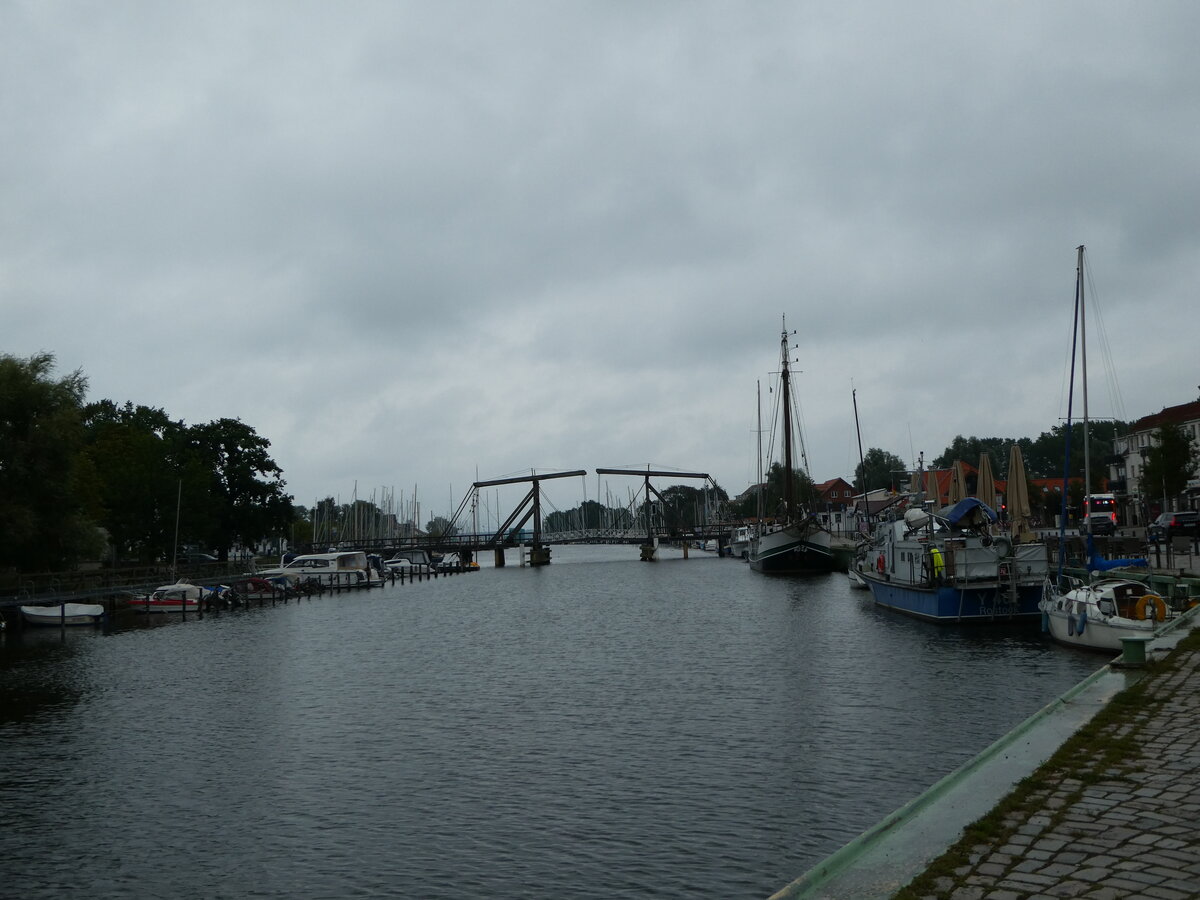 (254'415) - Wiecker Zugbr�cke an der Ryck am 31. August 2023 bei Greifswald