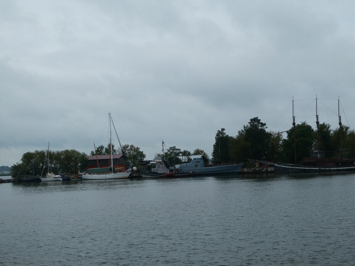 (254'423) - Diverse Schiffe auf dem Peenestrom am 31. August 2023 in Peenem�nde