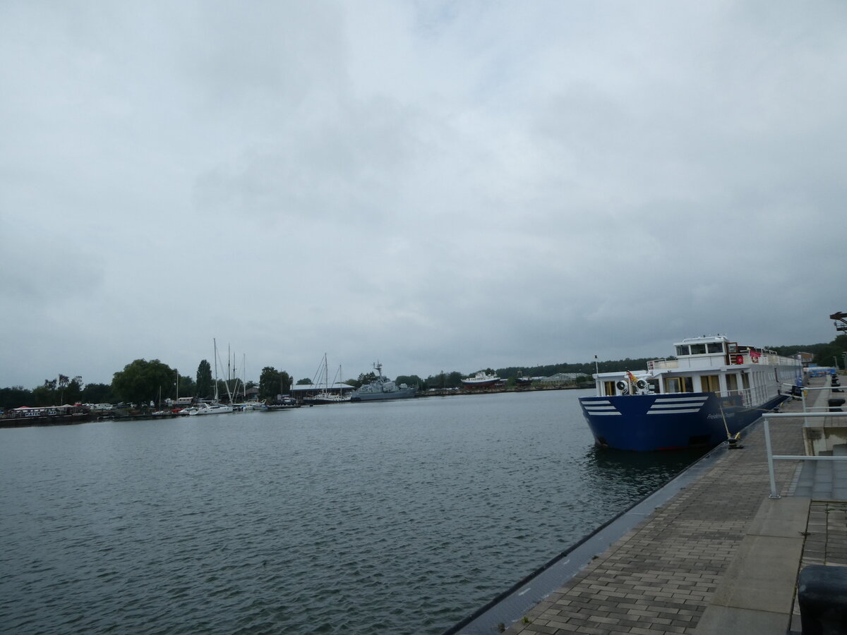 (254'427) - Motorschiff Fr�d�ric Chopin auf dem Peenestrom am 31. August 2023 in Peenem�nde