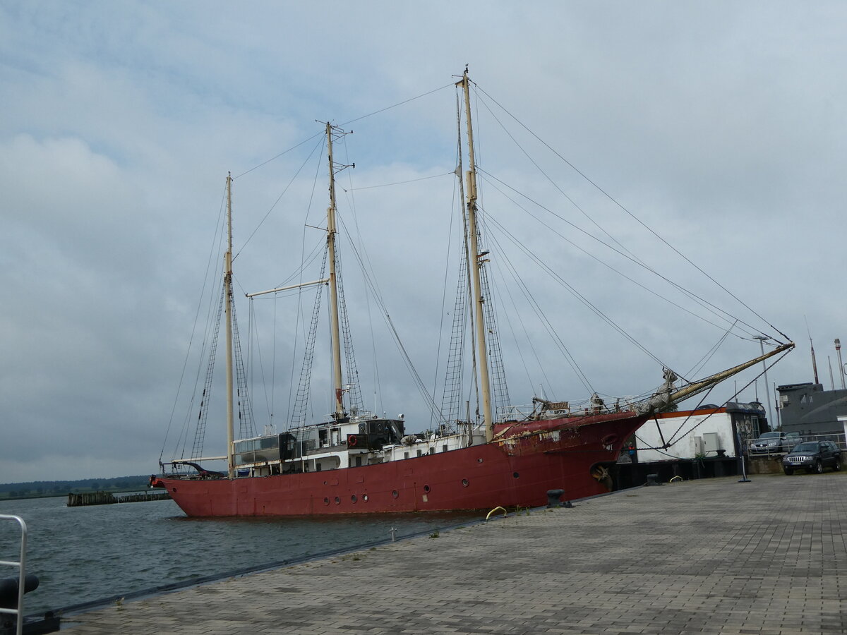 (254'431) - Segelschiff auf dem Peenestrom am 31. August 2023 in Peenem�nde