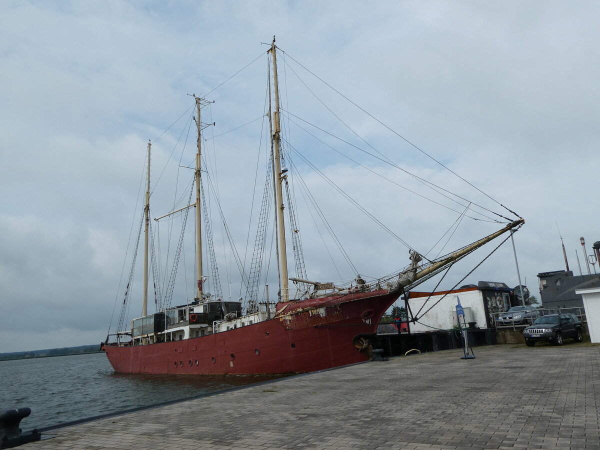 (254'432) - Segelschiff auf dem Peenestrom am 31. August 2023 in Peenem�nde