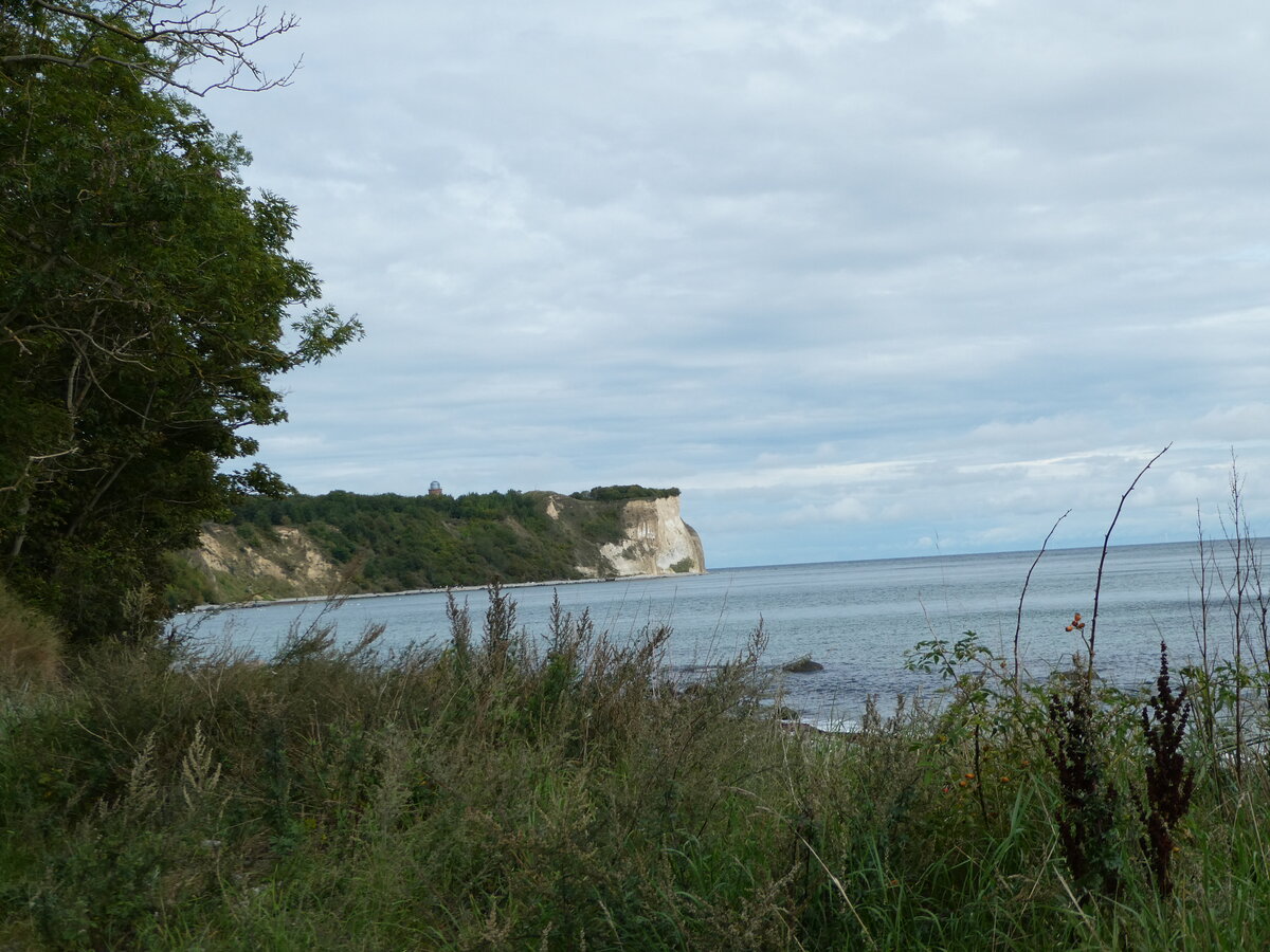 (254'563) - Der Kreidefelsen am Kap Arkona mit der Ostsee und dem Leuchtturm am 1. September 2023 von Vitt aus