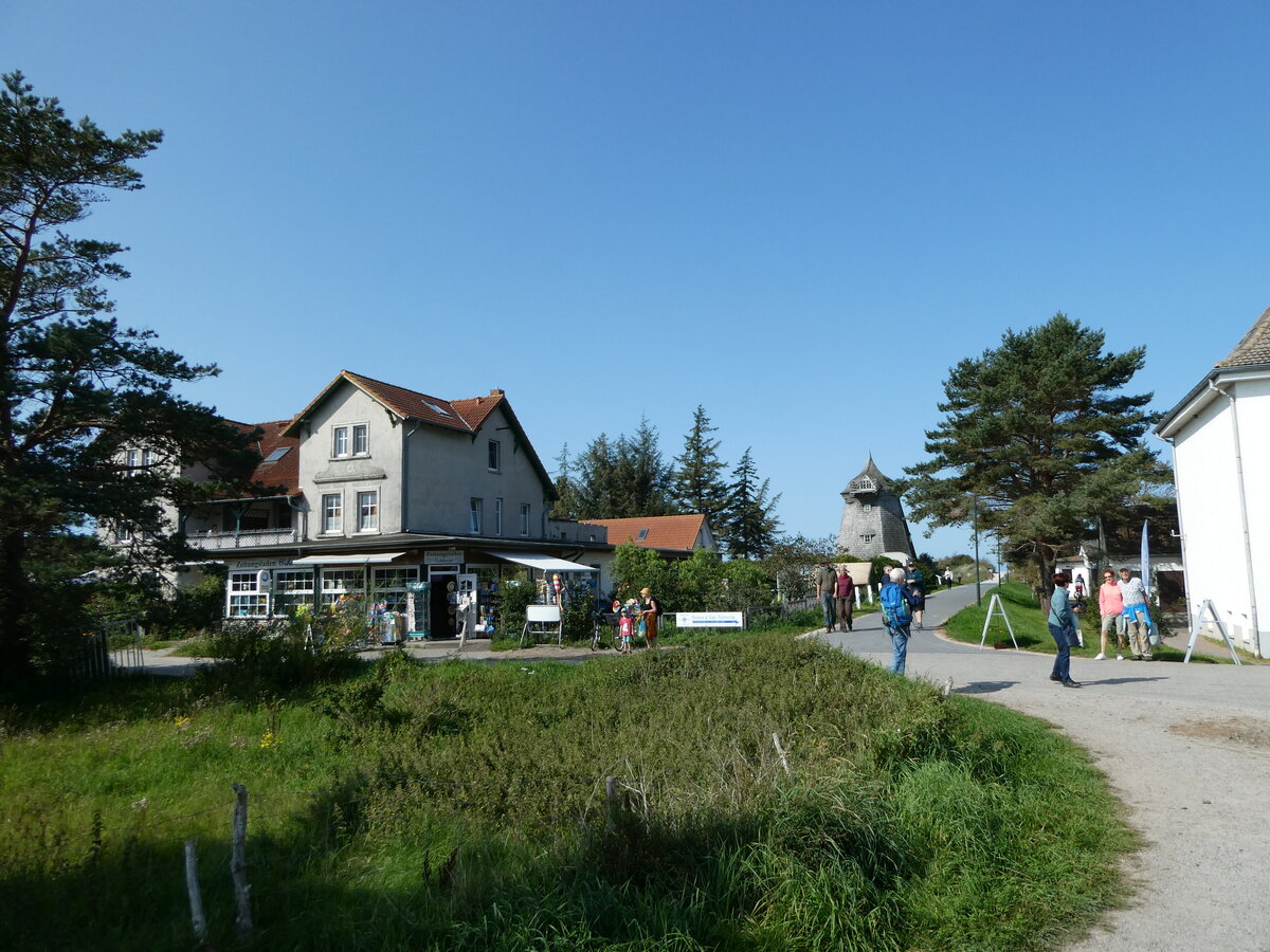 (254'630) - Zeitungsladen und alte Windm�hle am 2. September 2023 in Vitte