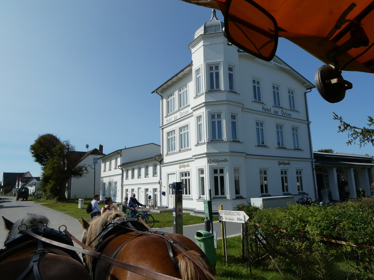 (254'634) - Hotel zur Ostsee von der Kutsche aus am 2. September 2023 in Vitte