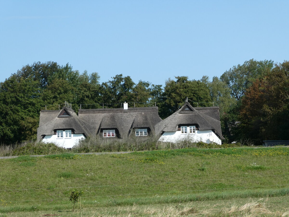 (254'640) - Schilfdachh�user am 2. September 2023 in Vitte