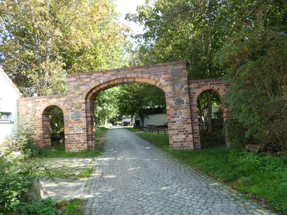 (254'655) - Torbogen und B�ume am 2. September 2023 in Kloster