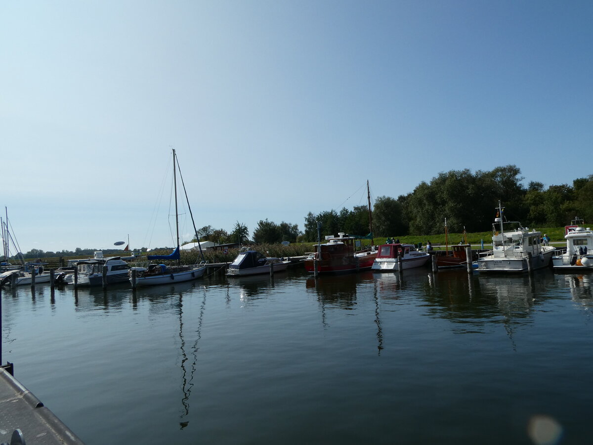 (254'658) - Schiffe am Hafen am 2. September 2023 in Kloster