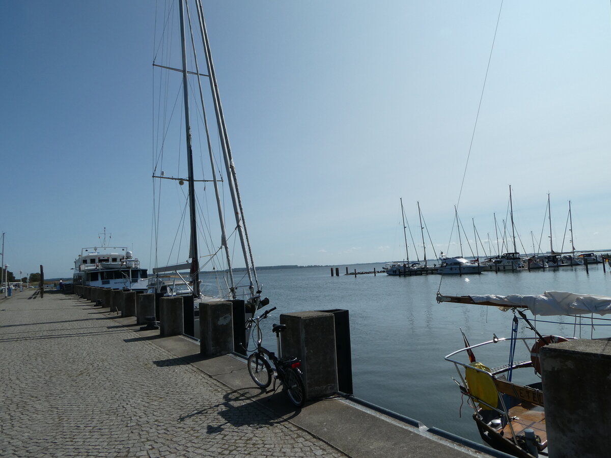 (254'659) - Schiffe am Hafen am 2. September 2023 in Kloster