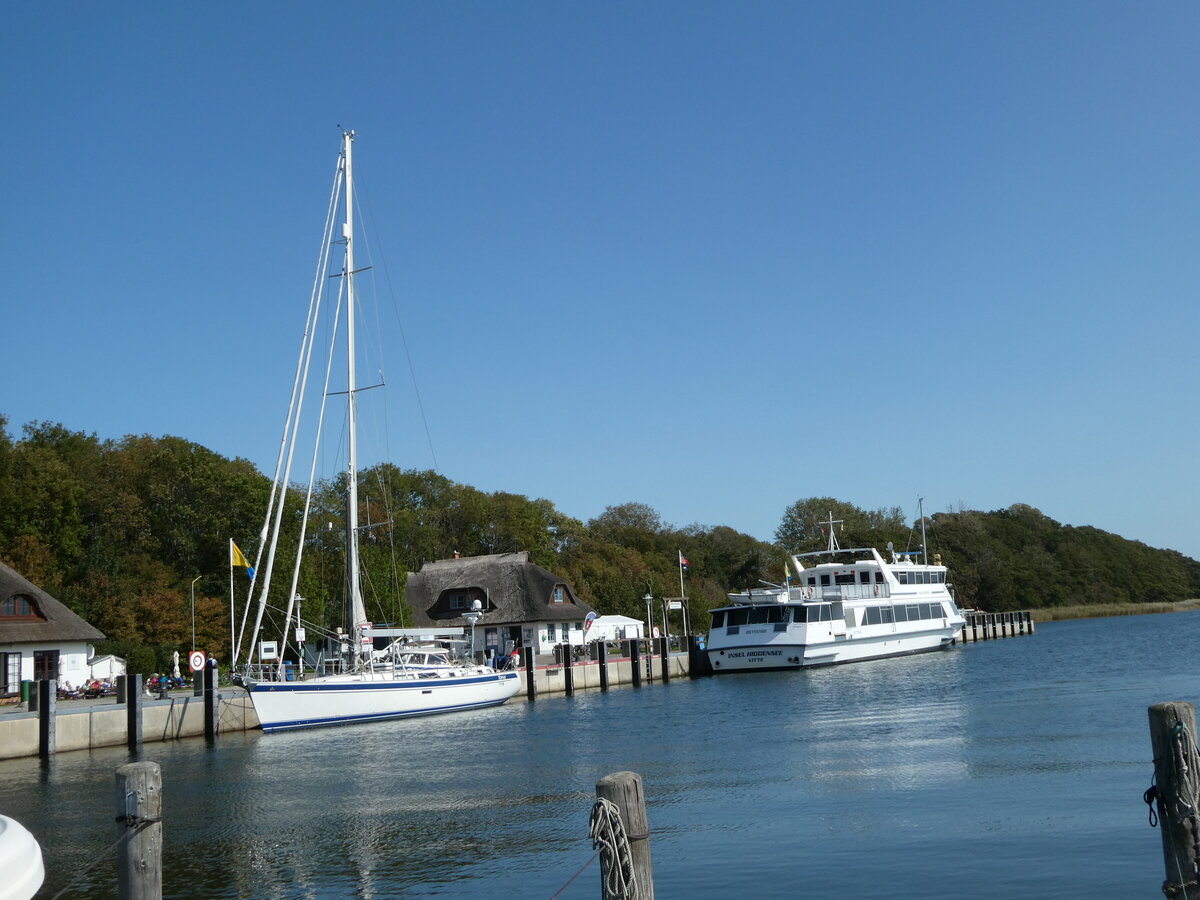 (254'669) - Segelschiff Topas und Motorschiff Insel Hiddensee Vitte am 2. September 2023 im Hafen von Kloster