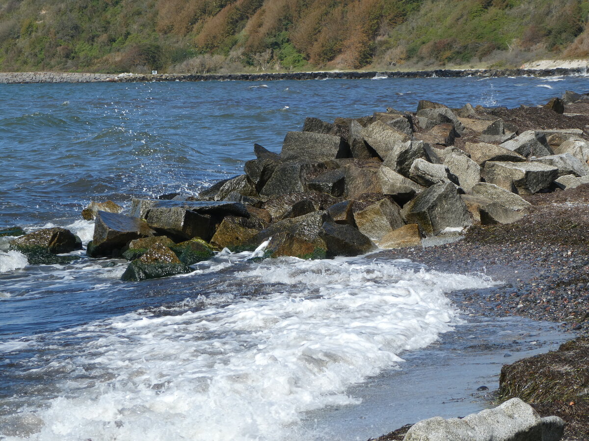 (254'681) - Wellen an der Ostsee am 2. September 2023 bei Kloster