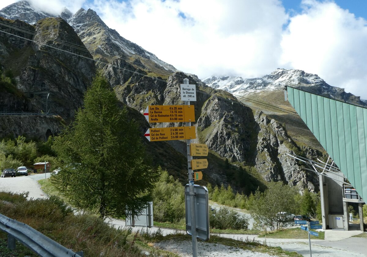 (255'517) - Wegweiser bei der Barrage de la Dixence am 23. September 2023 in Dixence