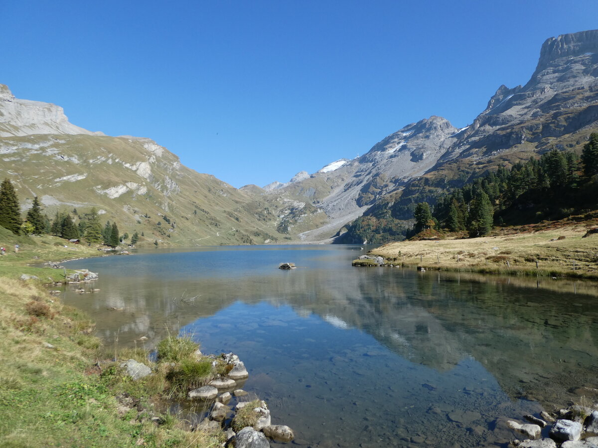 (255'788) - Der Engstlensee am 1. Oktober 2023 auf der Engstlenalp