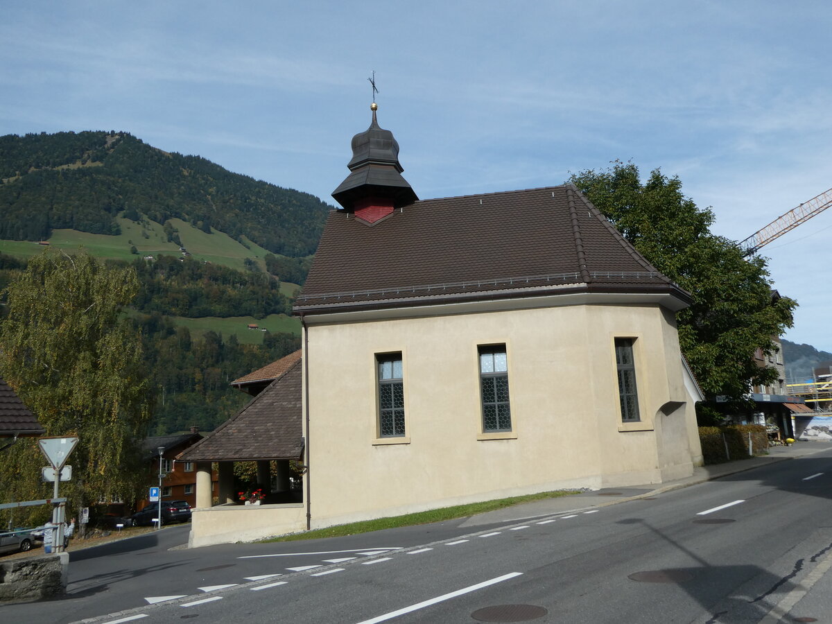 (256'150) - Die Dorfkapelle am 17. Oktober 2023 in Lungern