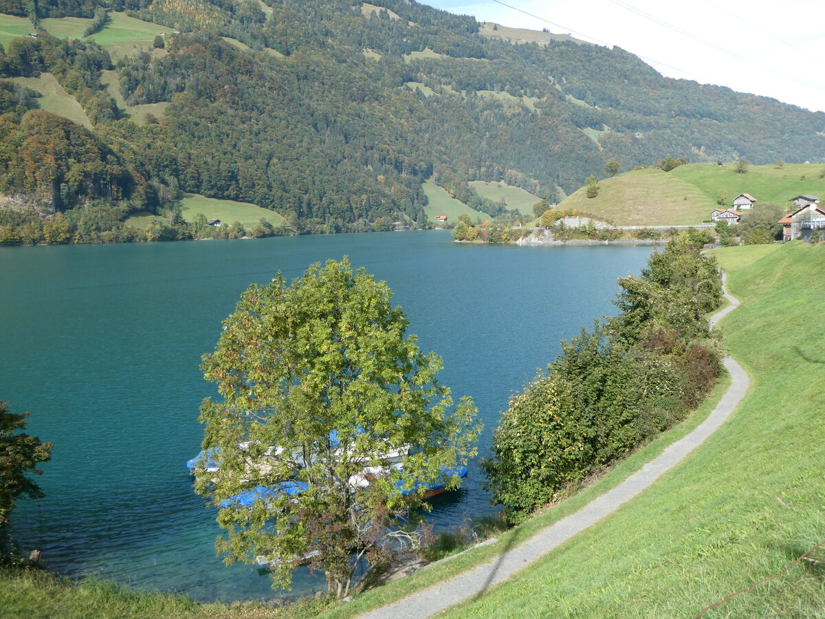 (256'154) - Am Lungernsee am 17. Oktober 2023 in Lungern