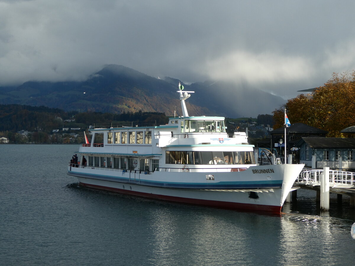 (256'907) - Motorschiff Brunnen am 10. November 2023 an der L�ndte beim Bahnhof Luzern