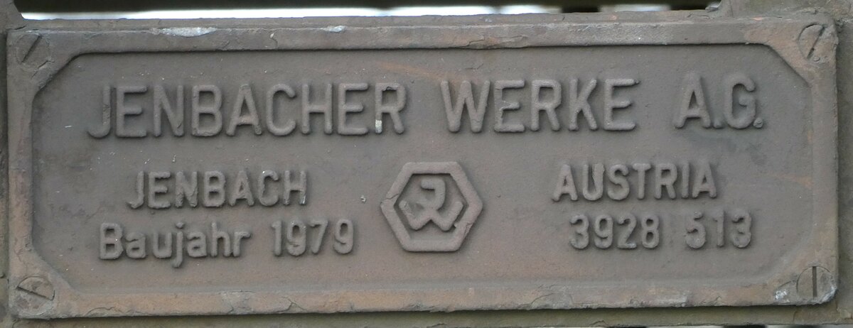 (257'255) - Herstellerschild vom �BB-G�terwagen - Nr. 212-7 - am 27. November 2023 im alten Bahnhof Frutigen