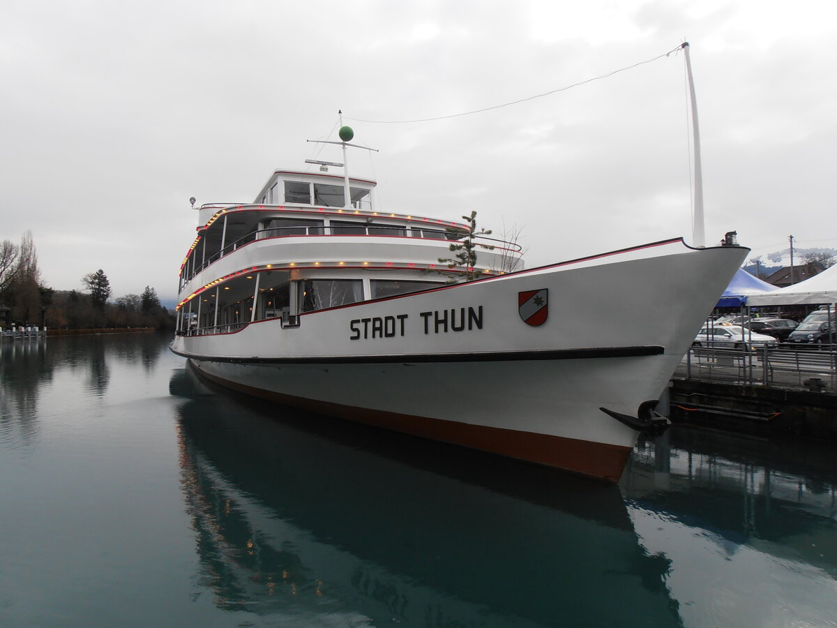 (257'624) - Motorschiff Stadt Thun am 14. Dezember 2023 an der Schiffl�ndte Thun