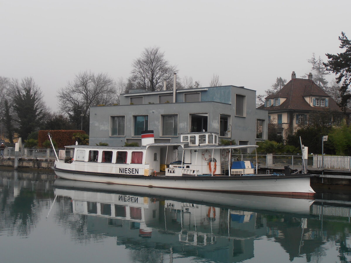 (257'708) - Motorschiff Niesen am 18. Dezember 2023 an der Schiffl�ndte Thun