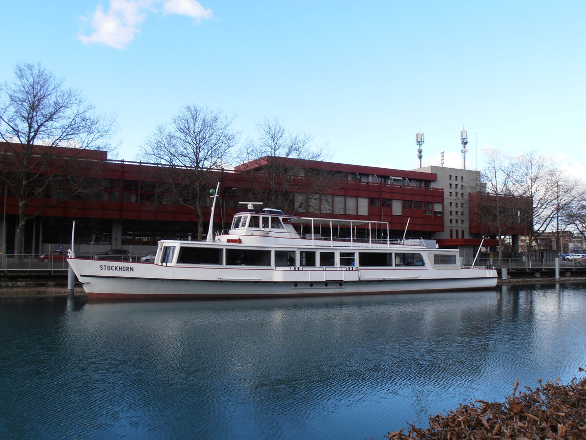 (258'109) - Motorschiff Stockhorn am 3. Januar 2024 an der Schiffl�ndte Thun