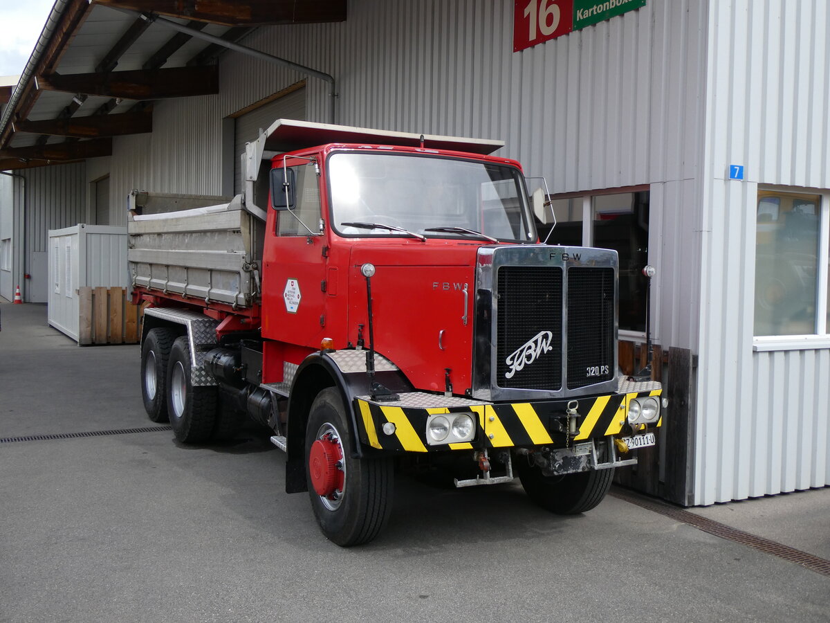 (262'002) - R�llin, Holzh�usern - ZG 90'111 U - FBW am 4. Mai 2024 in Attikon, Wegm�ller