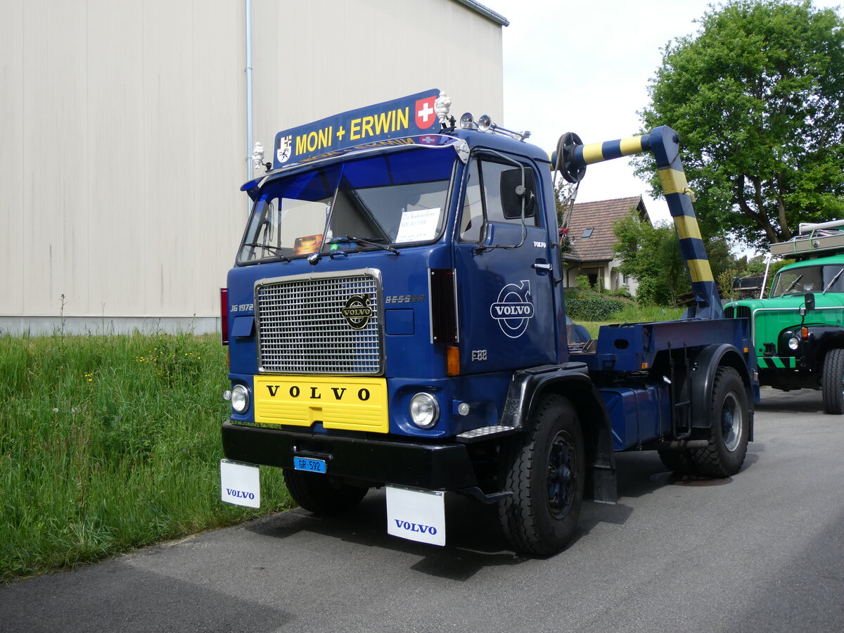 (262'016) - Moni+Erwin - GR 592 - Volvo am 4. Mai 2024 in Attikon, Wegm�ller